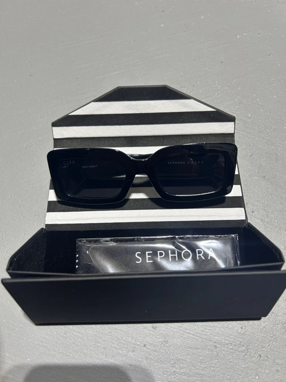 (NEW) Sephora x DIFF Indy Black Chunky Polarized Sunglasses with Hard Case